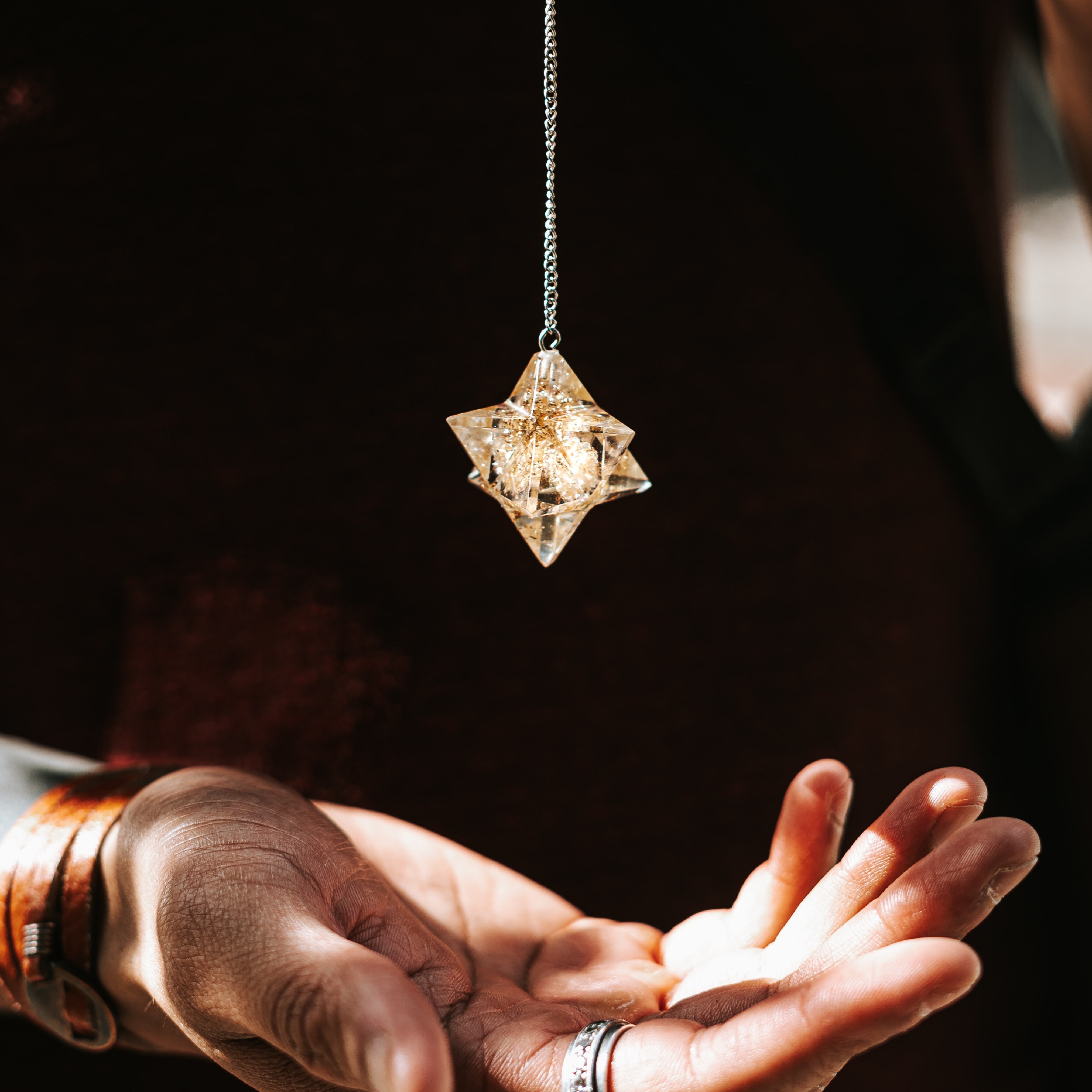 Comment Utiliser un Pendule avec Efficacité : Les Clés pour une Radiesthésie Réussie