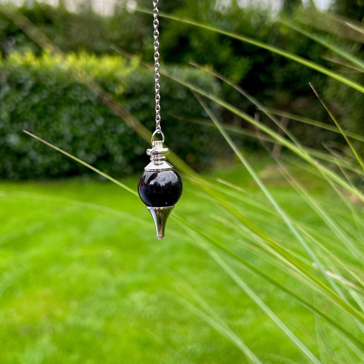 Pendule sphère Quartz tourmaline- Boutique Chantal Vereyen