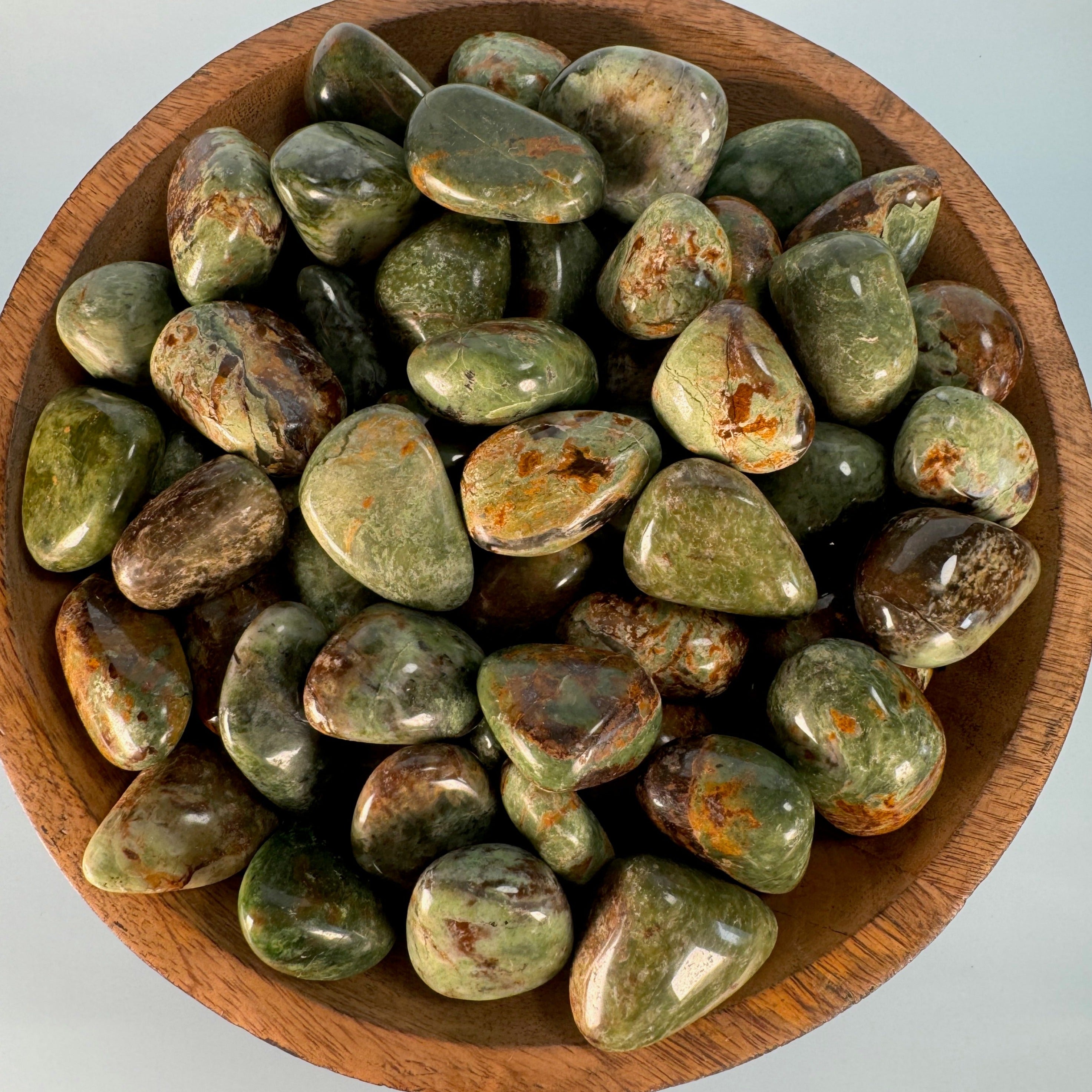 Chrysoprase verte avec inclusion brune