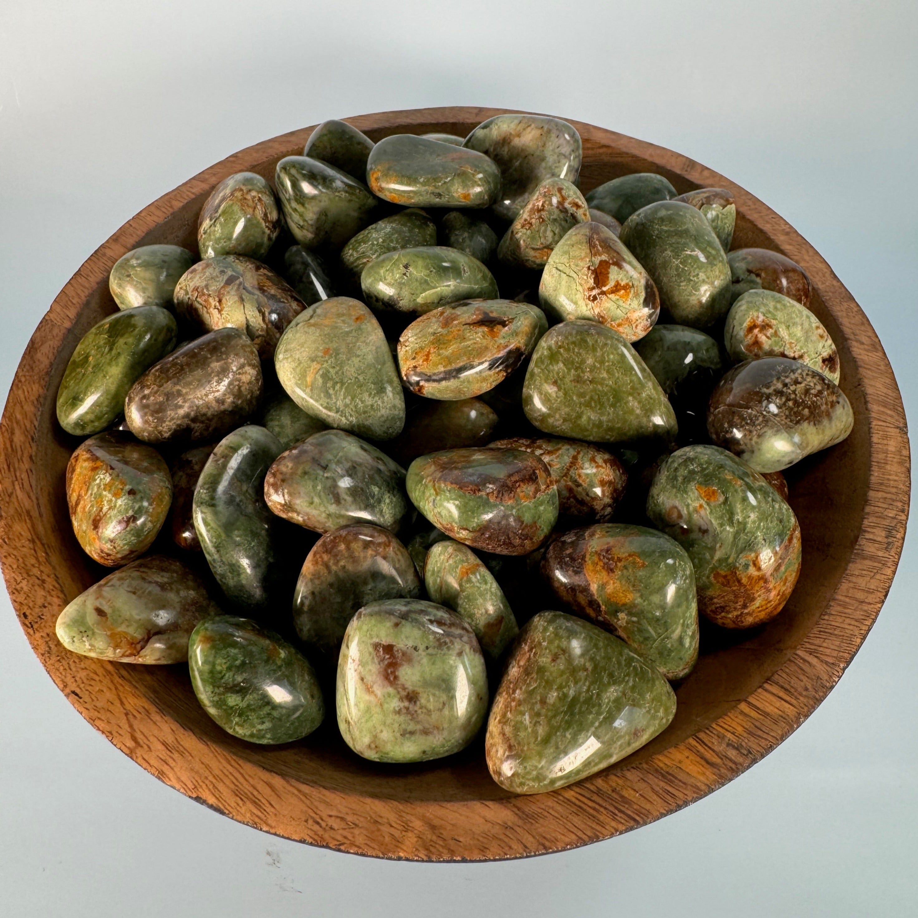 Chrysoprase verte avec inclusion brune