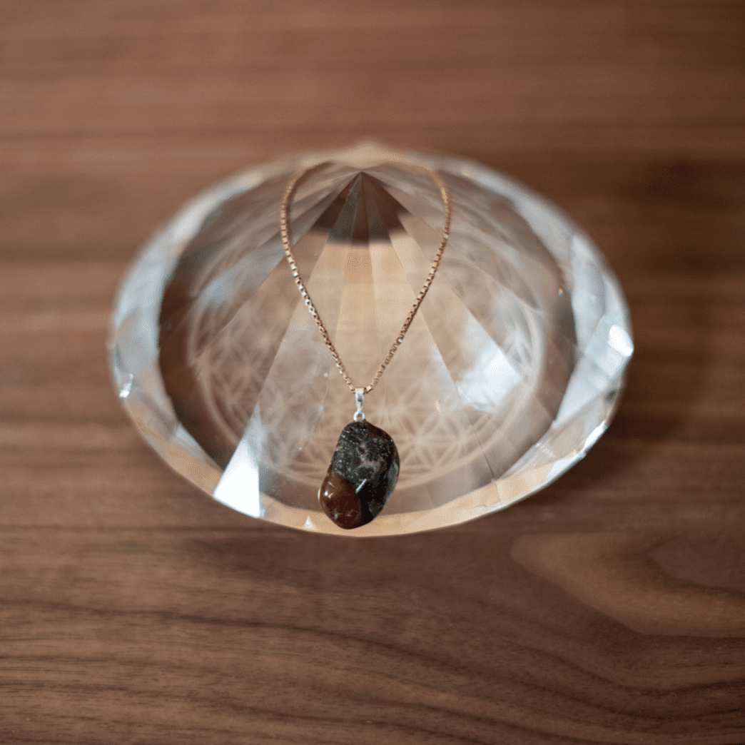 Pendentif Jaspe sang de dragon - Pierre naturelle de lithothérapie - Chantal Vereyen