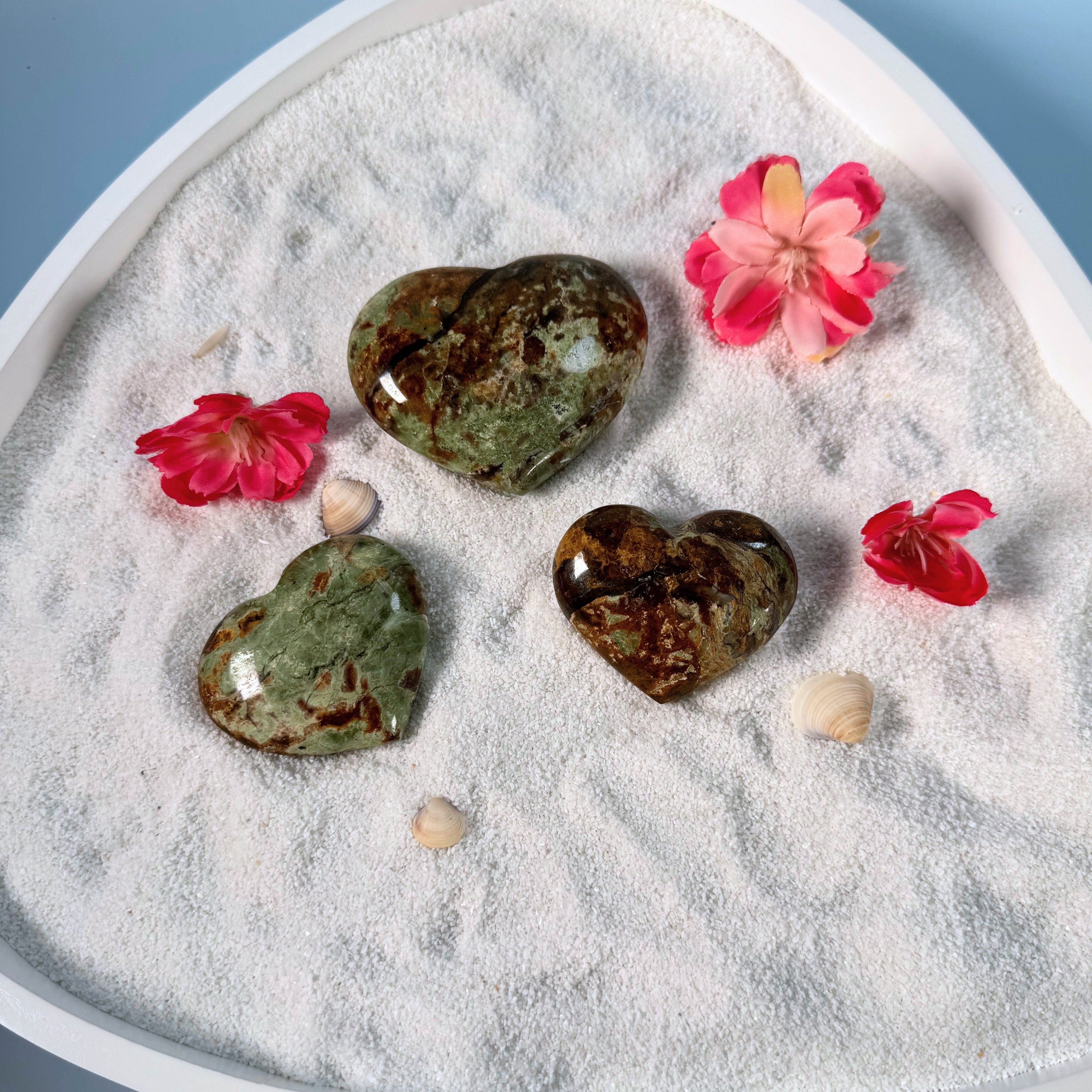 Galet coeur Chrysoprase Verte avec Inclusions Brunes