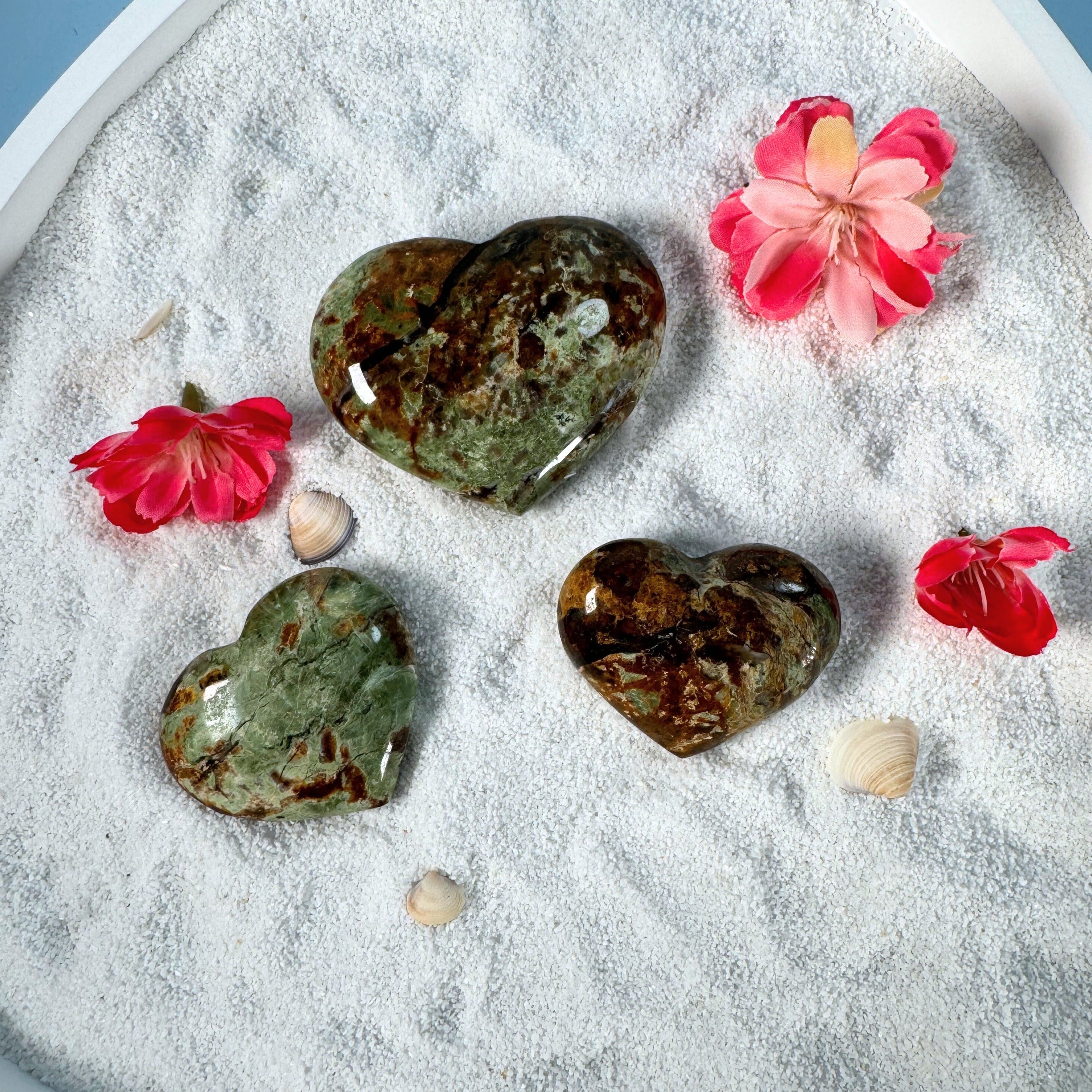 Galet coeur Chrysoprase Verte avec Inclusions Brunes
