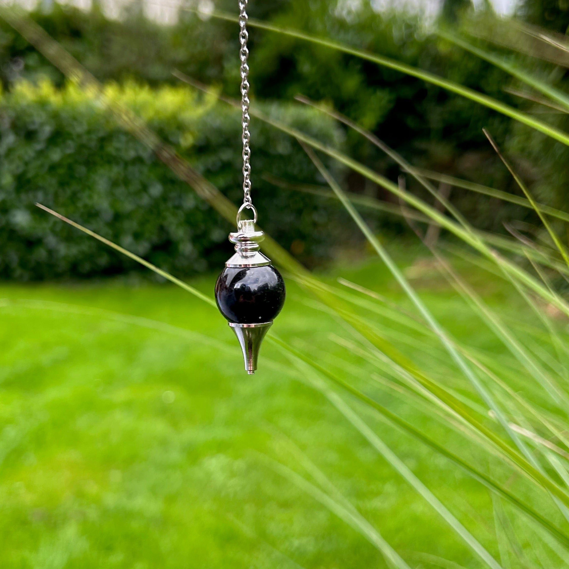 Pendule sphère Quartz tourmaline- Boutique Chantal Vereyen