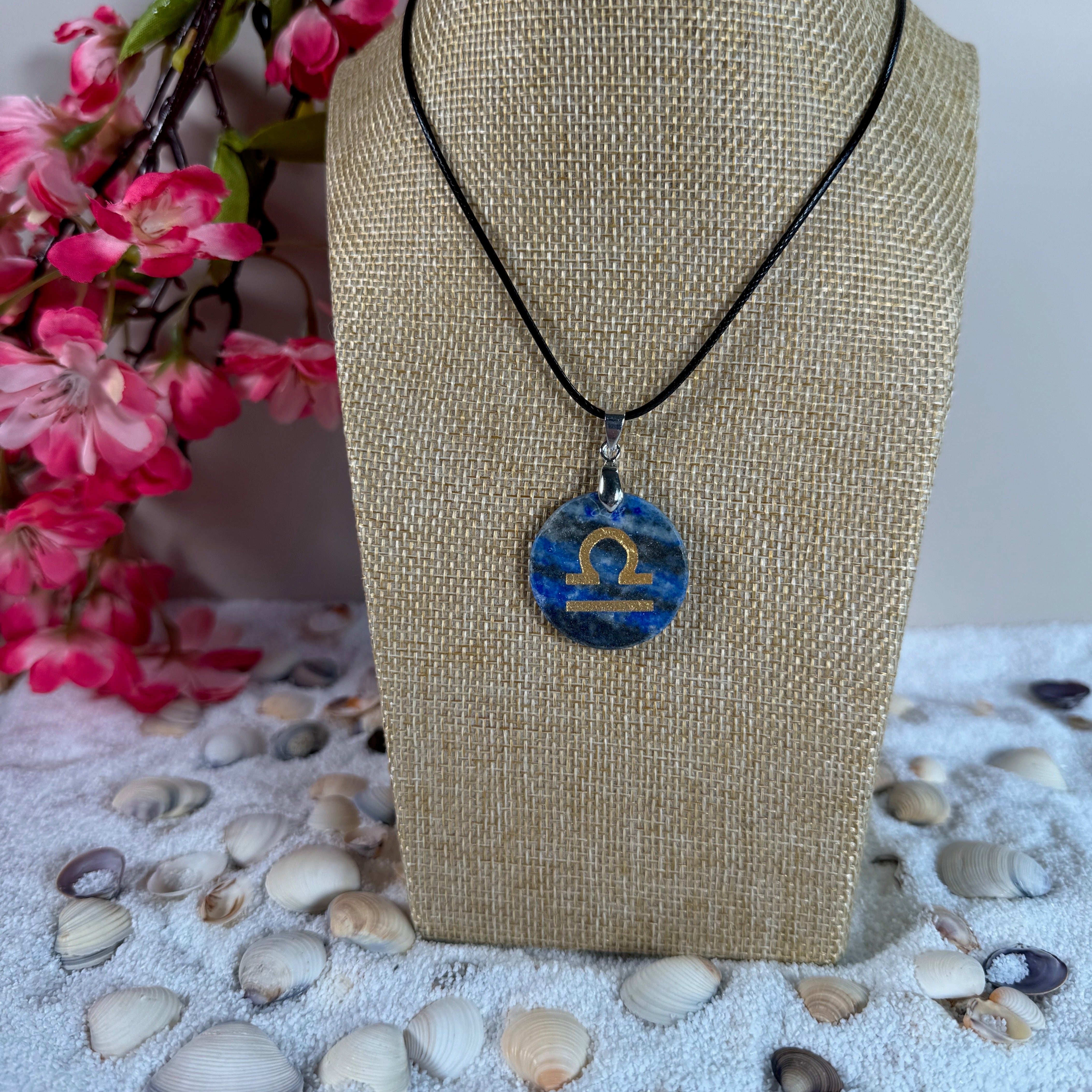 Collar Libra en Lapislázuli: ¡Equilibrio y Tolerancia!